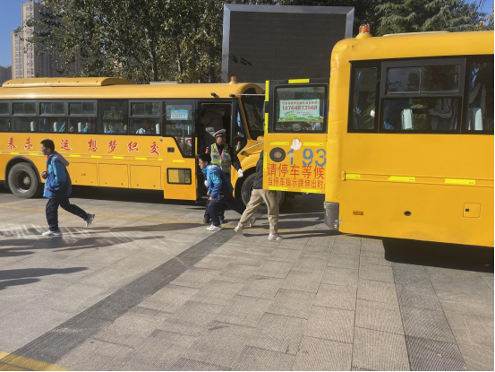 【校園安全】泰安市岱岳實驗中學“安全無小事,責任重泰山”校車應急疏散演練安全為基,共筑防線 圖片