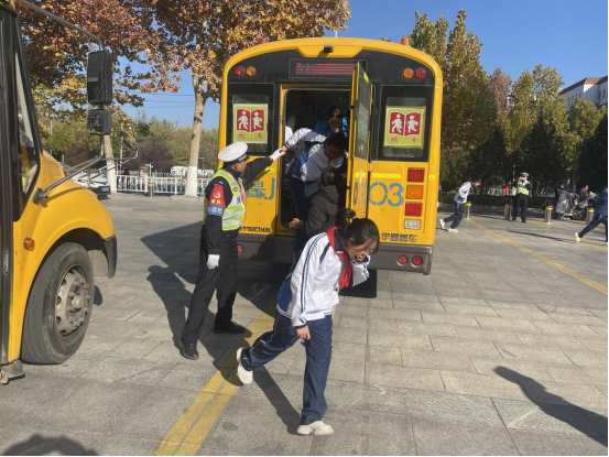 【校園安全】泰安市岱岳實驗中學“安全無小事,責任重泰山”校車應急疏散演練安全為基,共筑防線 圖片