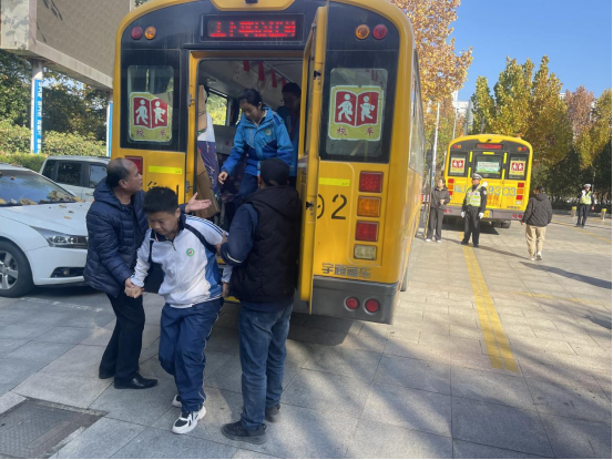 【校園安全】泰安市岱岳實驗中學“安全無小事,責任重泰山”校車應急疏散演練安全為基,共筑防線 圖片