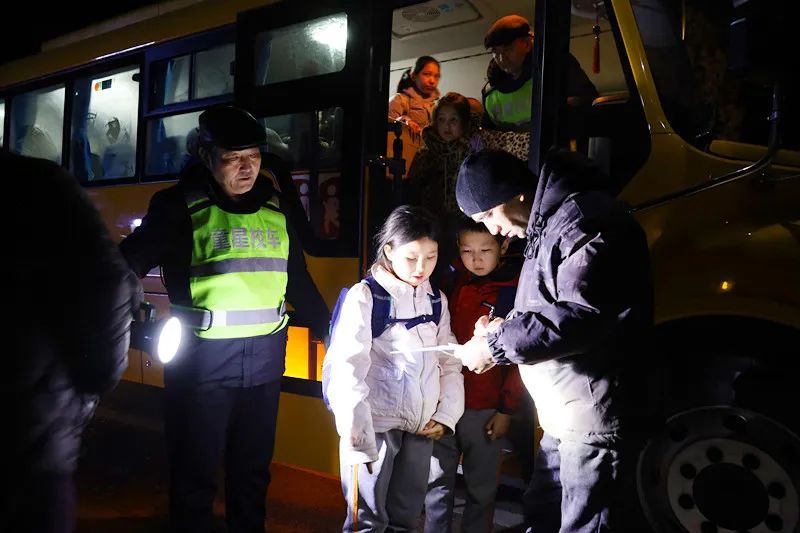 【平安布爾津】“家門口”“校門口”,布爾津校車服務護航915名學子求學路 圖片