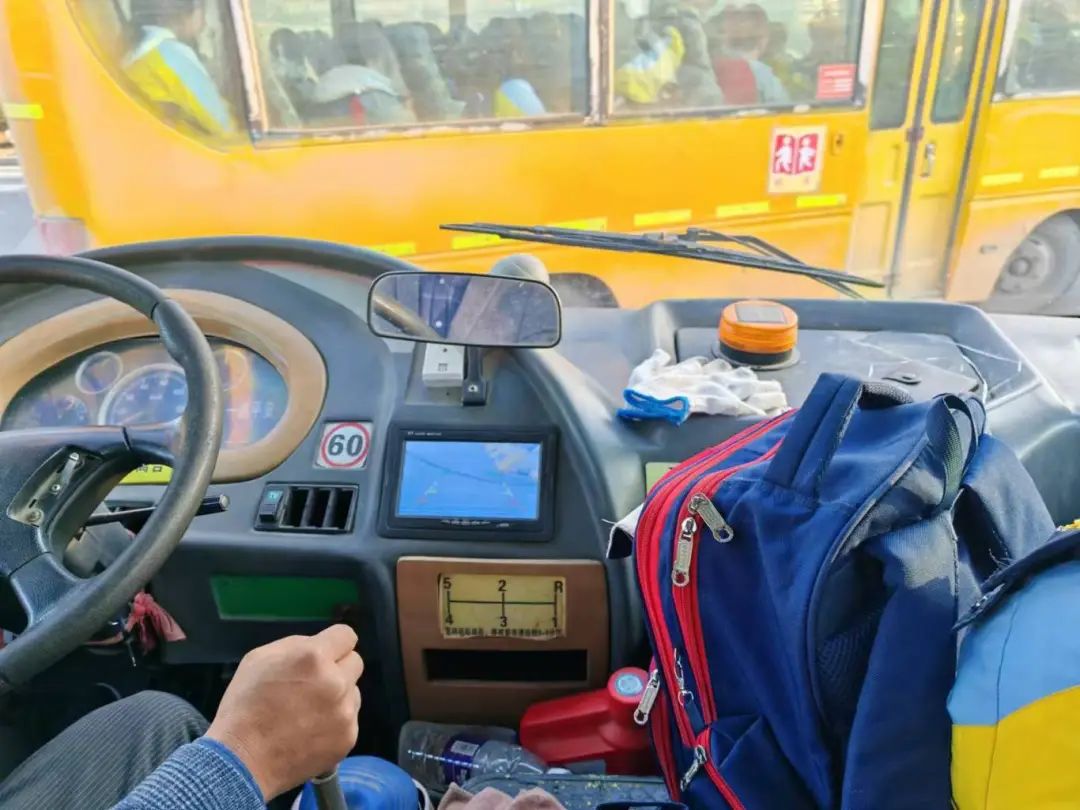 校車安全第一步 上下學路我來護----監利思源實驗學校校車安全專題會議 校車安全第一步 上下學路我來護----監利思源實驗學校校車安全專題會議