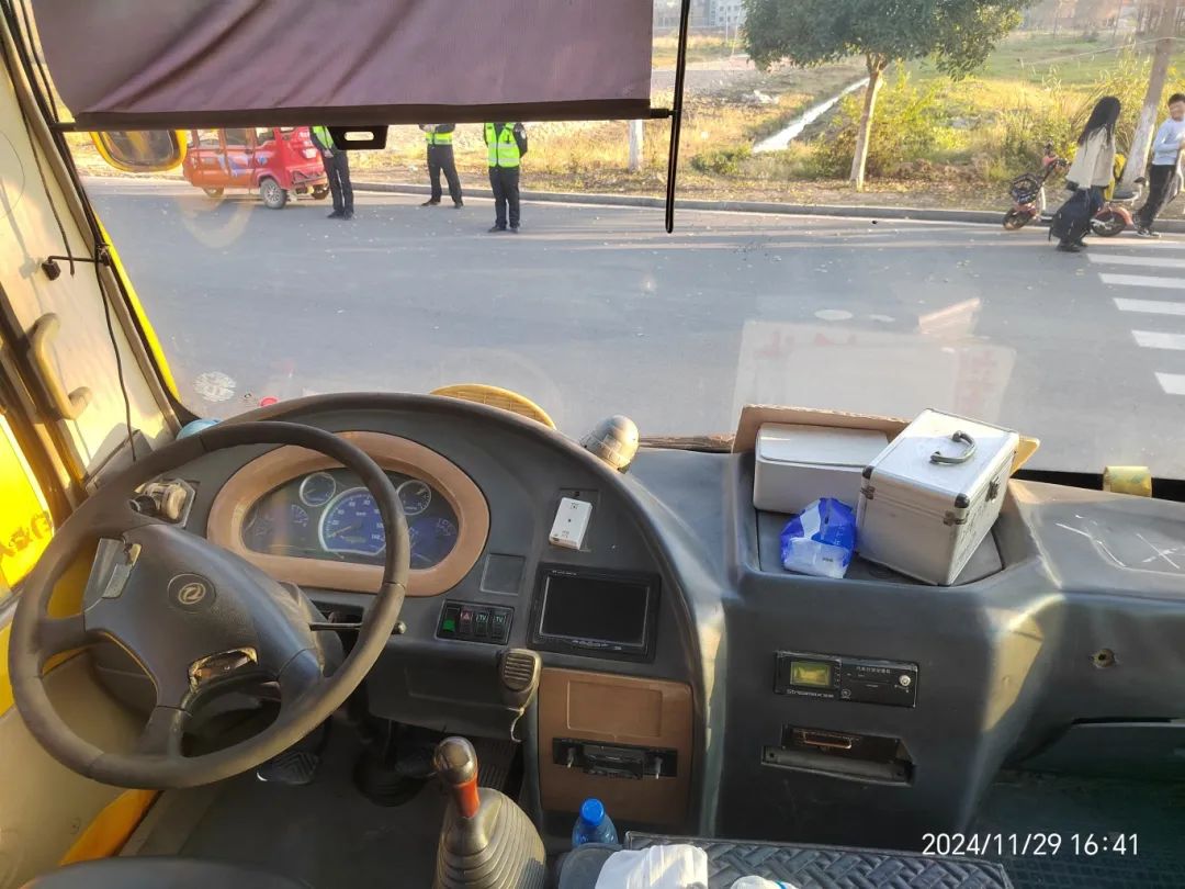 校車安全第一步 上下學路我來護----監利思源實驗學校校車安全專題會議