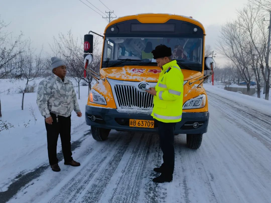 【冬季行動】強化校車安全檢查 擰緊校車出行“安全閥” 圖片