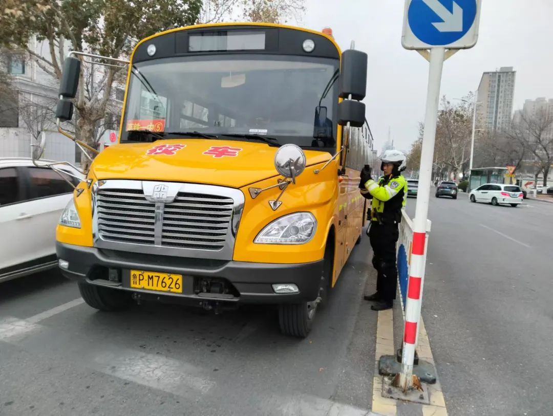 【交警在路上】為“上學路”加上“安全鎖” 讓校車“跑”得更安全! 【交警在路上】為“上學路”加上“安全鎖” 讓校車“跑”得更安全!