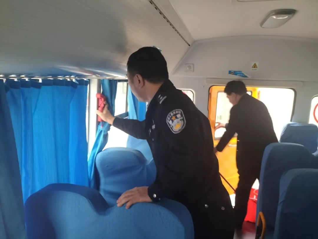 織密交通安全防護網,潮陽交警加強校車安全檢查和校車司機安全宣傳教育 圖片