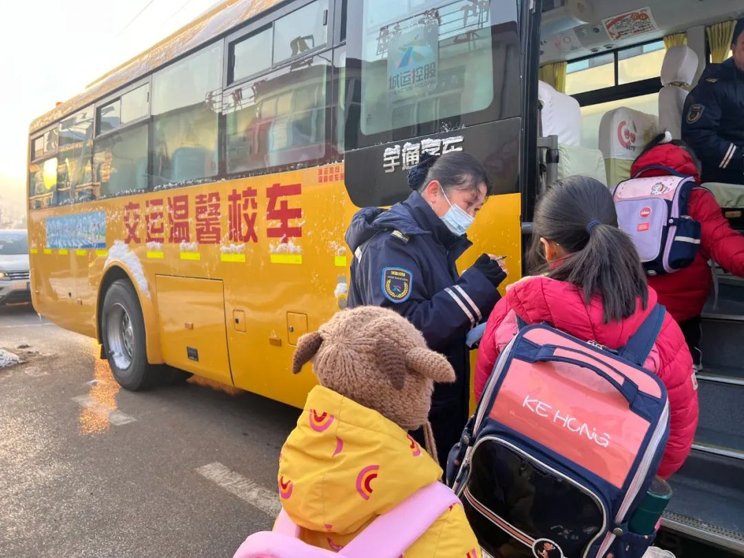 雪中堅守 溫馨護航 | 溫馨校車雨雪天全力守護學生安全 圖片