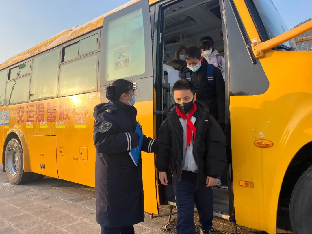 雪中堅守 溫馨護航 | 溫馨校車雨雪天全力守護學生安全 圖片