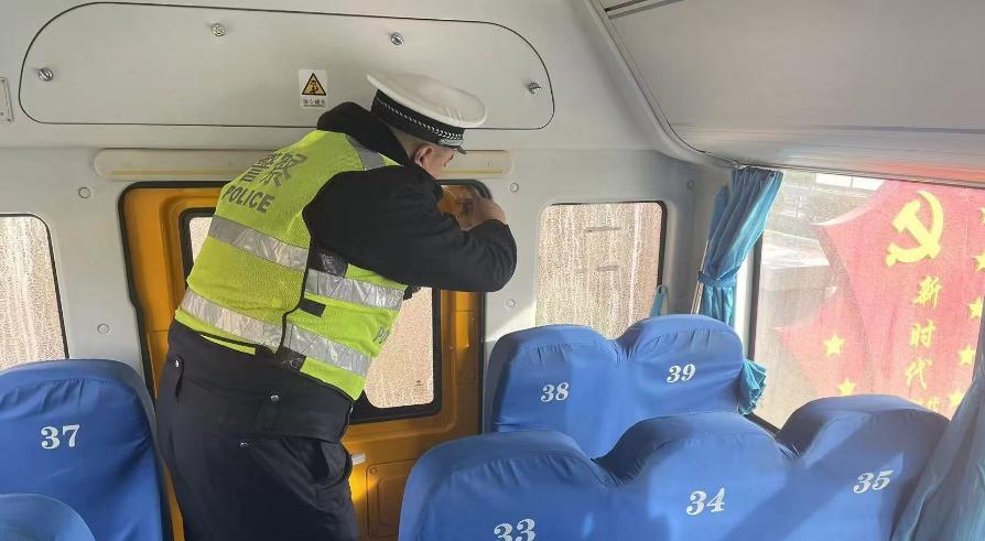 文明交通 攜手共創 | 嚴把校車安全關 守護學生平安路 文明交通 攜手共創 | 嚴把校車安全關 守護學生平安路