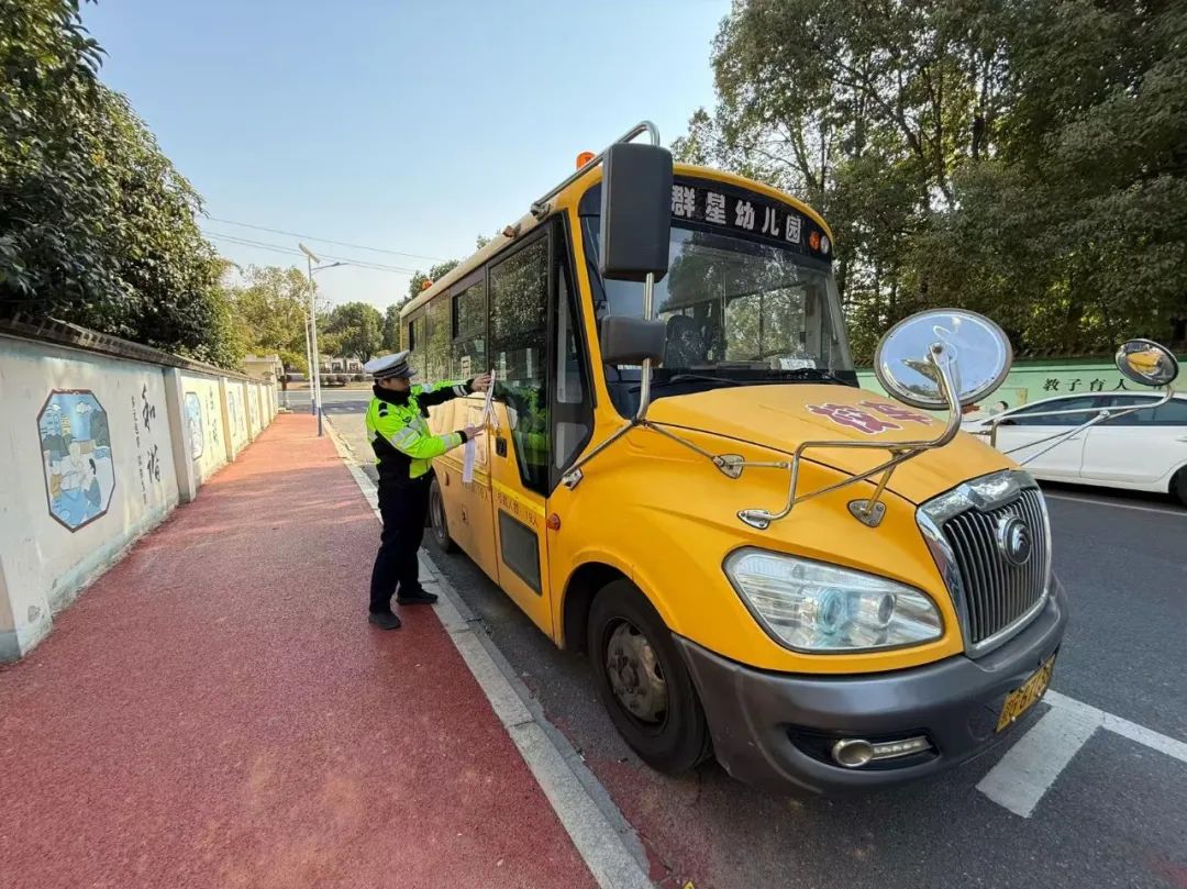 我市校車“寒假”檢修入庫 圖片