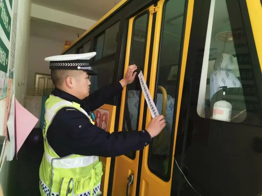 我市校車“寒假”檢修入庫 圖片