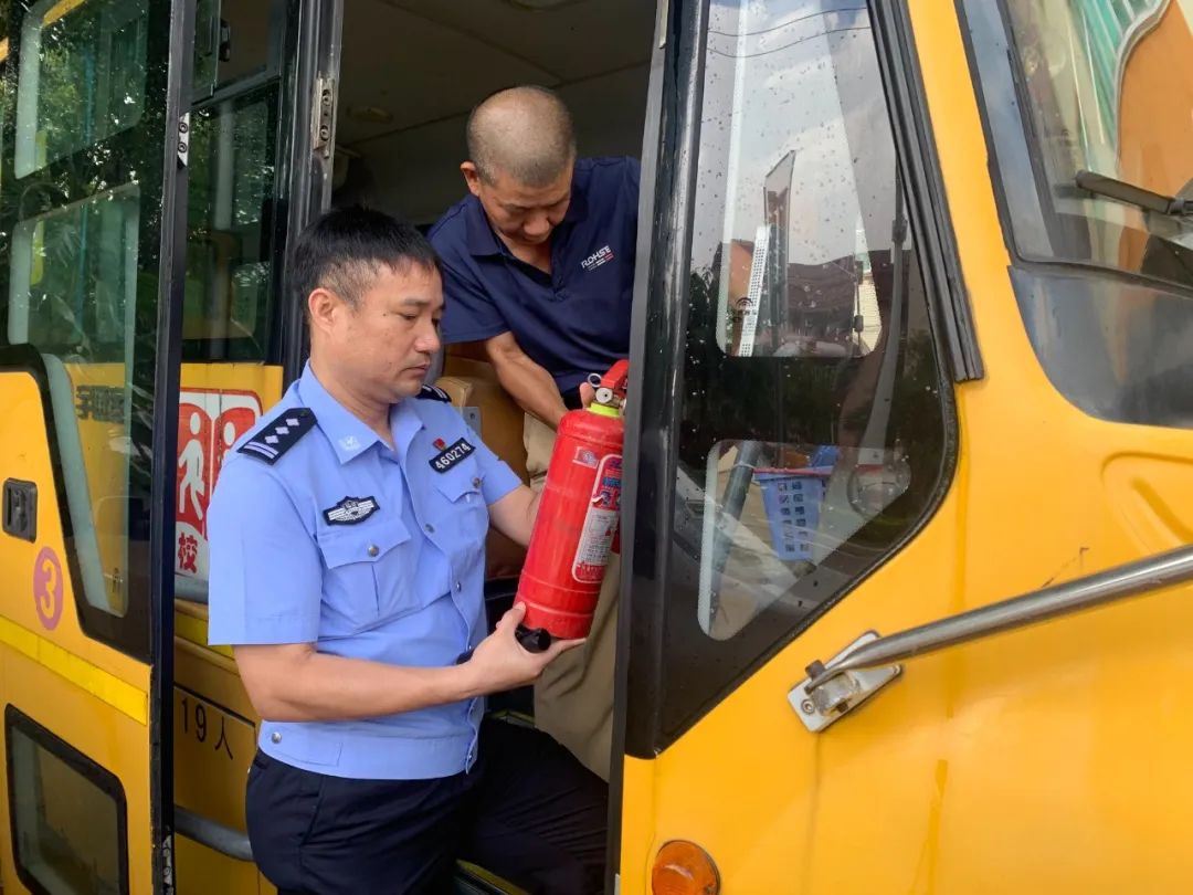 【平安校園】嚴(yán)把校車“安全關(guān)”——石獅市英才幼兒園迎接校車安全檢查 【平安校園】嚴(yán)把校車“安全關(guān)”——石獅市英才幼兒園迎接校車安全檢查