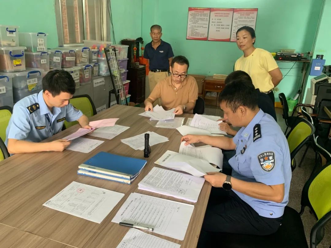 【平安校園】嚴(yán)把校車“安全關(guān)”——石獅市英才幼兒園迎接校車安全檢查 圖片