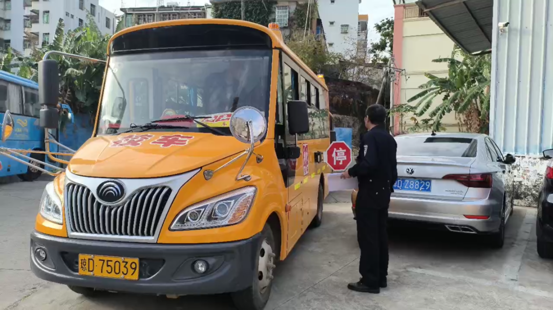 護航開學季丨樂東交警強化校車安全檢查,擰緊校車出行“安全閥”! 1739179405101.jpg