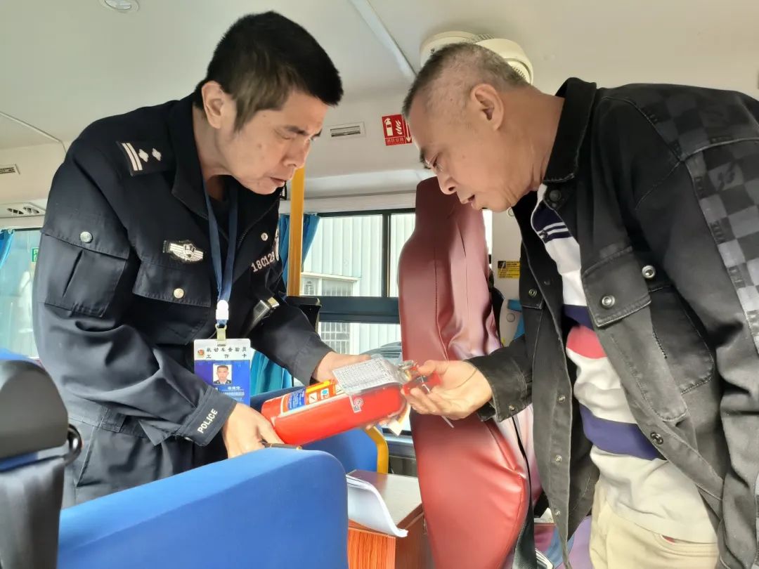 護航開學季丨樂東交警強化校車安全檢查,擰緊校車出行“安全閥”! 微信圖片_20250210111725.jpg