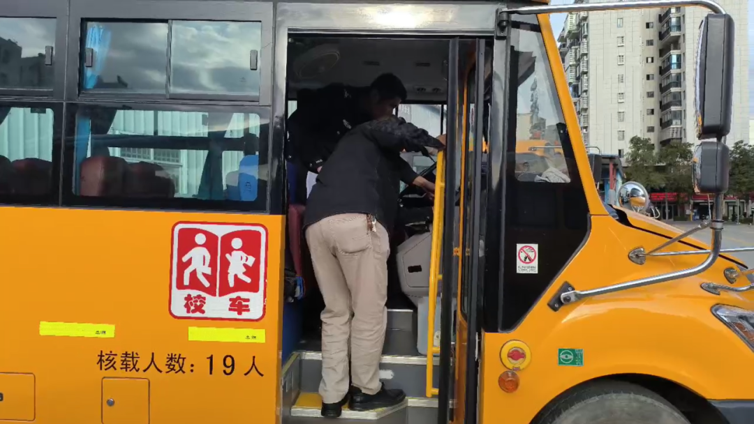 護航開學季丨樂東交警強化校車安全檢查,擰緊校車出行“安全閥”! 1739179367632.jpg