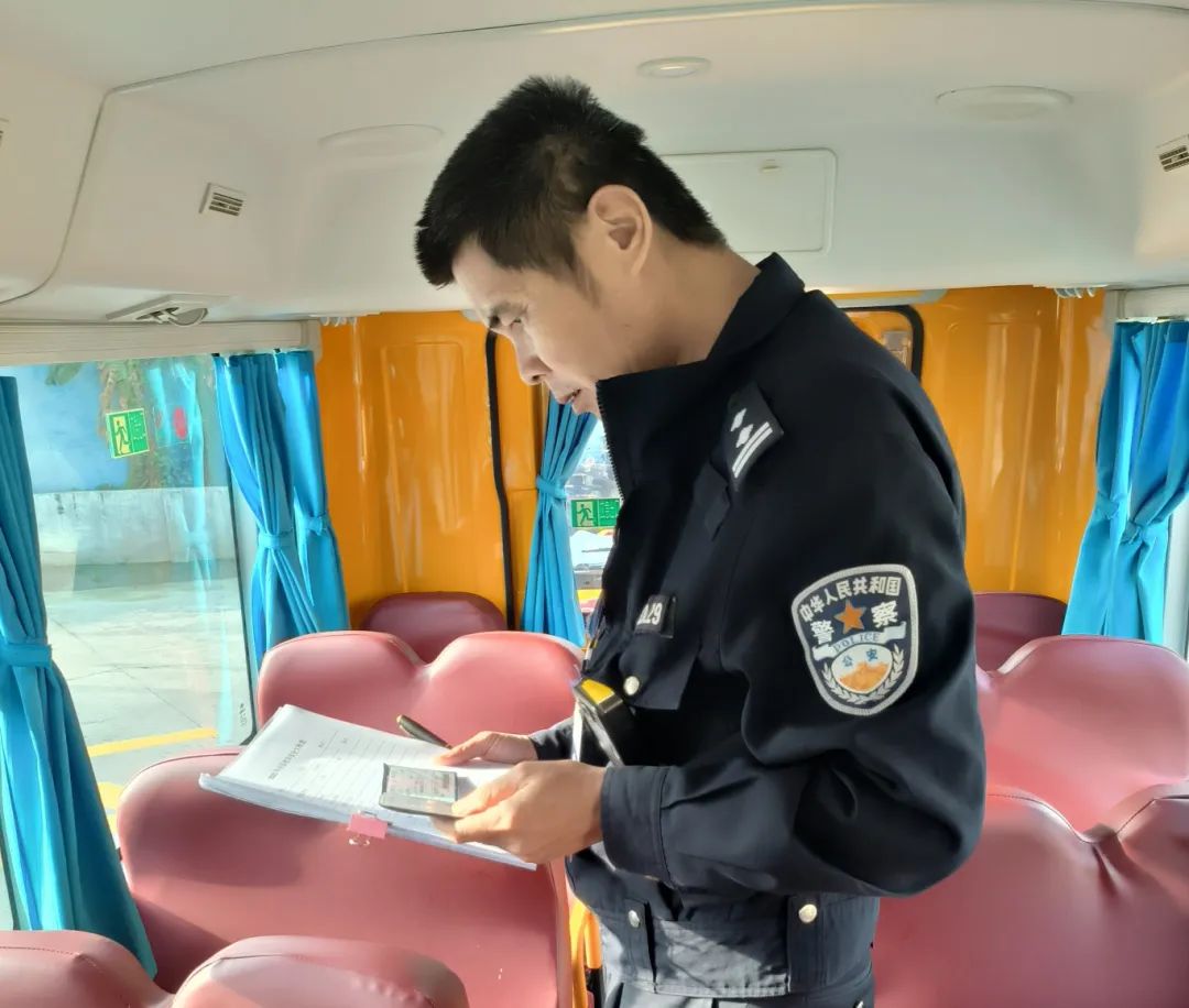 護航開學季丨樂東交警強化校車安全檢查,擰緊校車出行“安全閥”! 微信圖片_20250210111715.jpg
