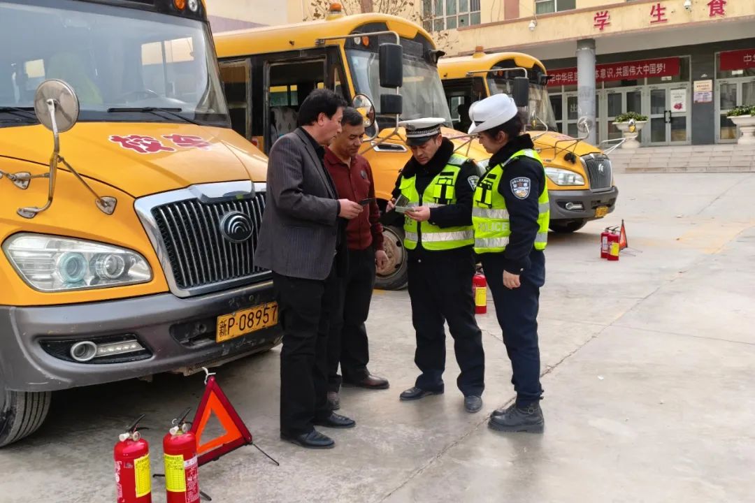 嚴(yán)把校車“安全關(guān)” 為開學(xué)季保駕護航 圖片
