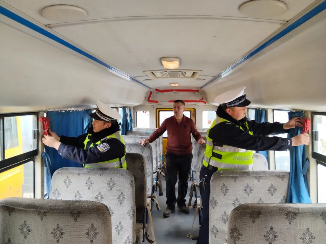 嚴(yán)把校車“安全關(guān)” 為開學(xué)季保駕護航 圖片