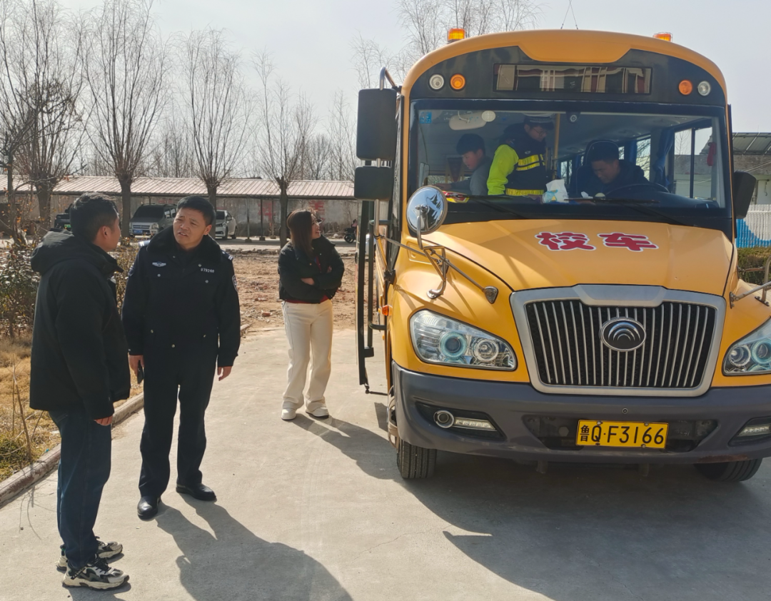 校車安全大檢查 守護平安上學路 圖片