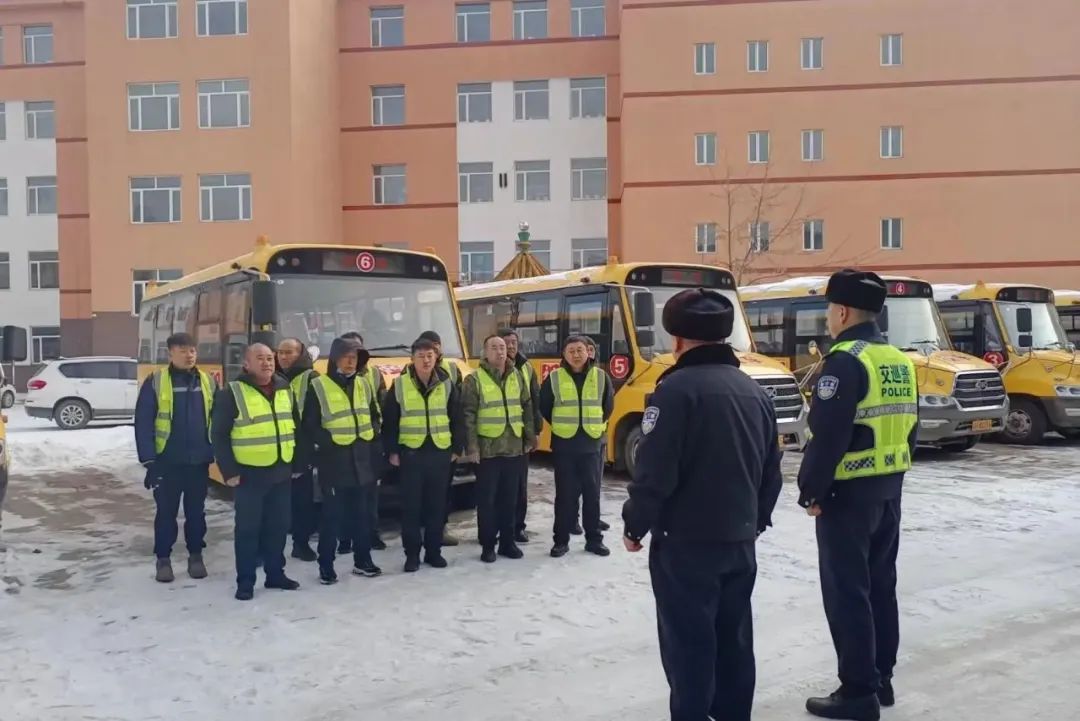 開學季丨敦化交警嚴把校車安全關,助力護航“開學季” 圖片