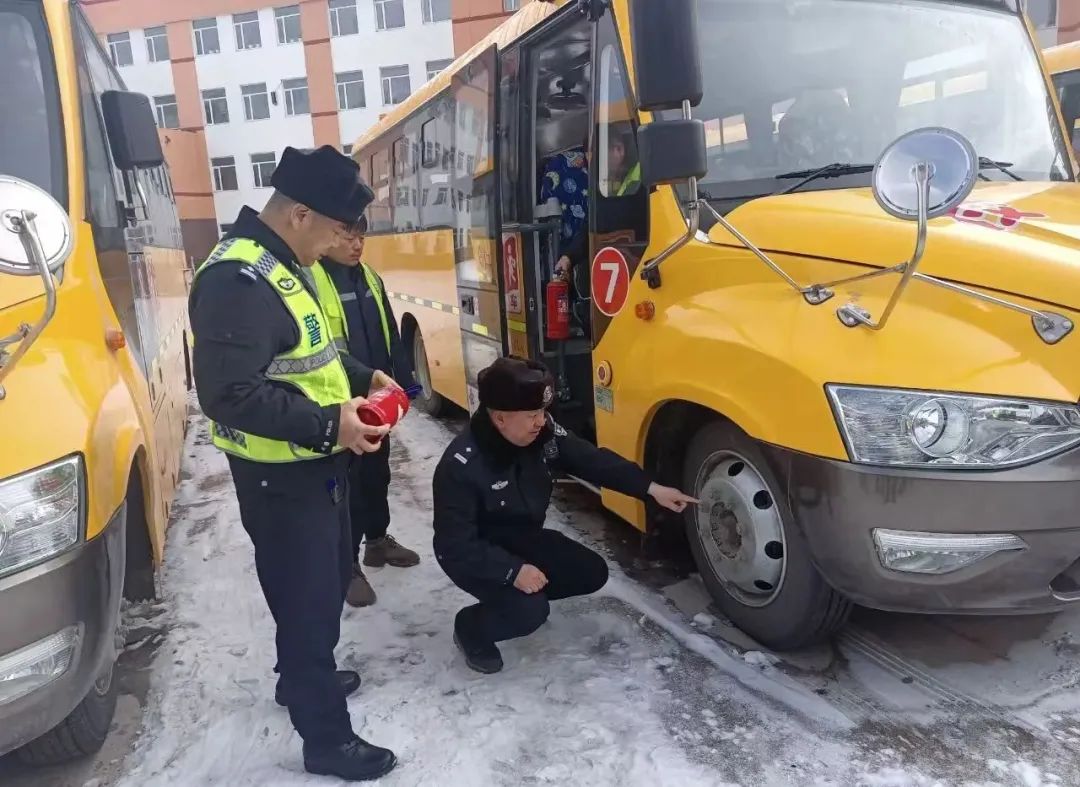 開學季丨敦化交警嚴把校車安全關,助力護航“開學季” 圖片