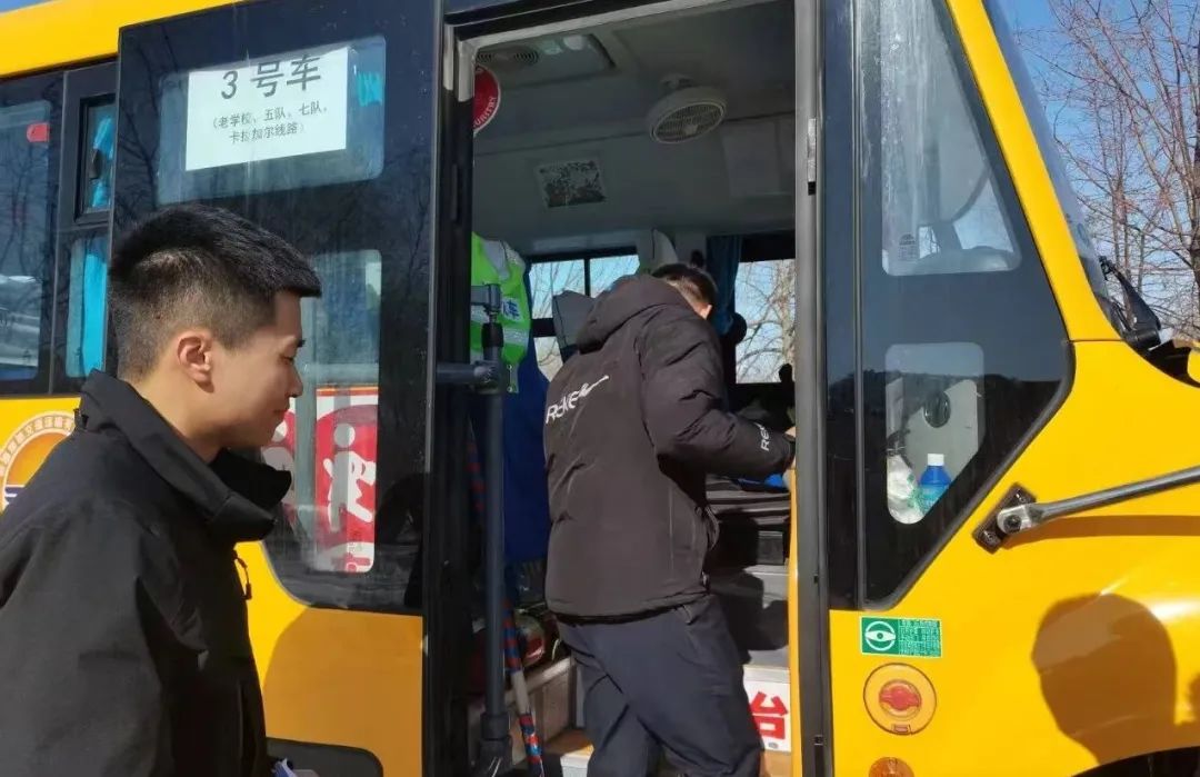 【機關動態】瑪納斯縣教育局聯合公安部門、校車公司開展校車安全聯合檢查行動 圖片