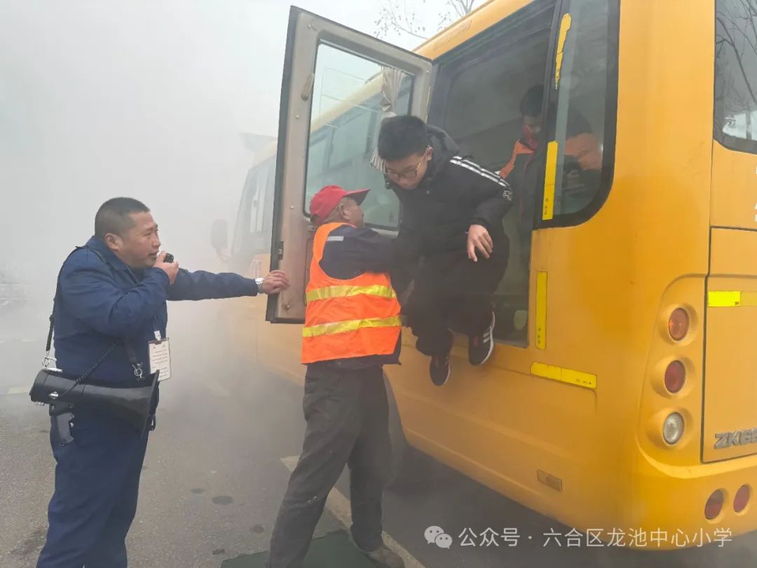 筑牢防線,安全“童”行——龍池中心小學開展校車應急安全演練 筑牢防線,安全“童”行——龍池中心小學開展校車應急安全演練