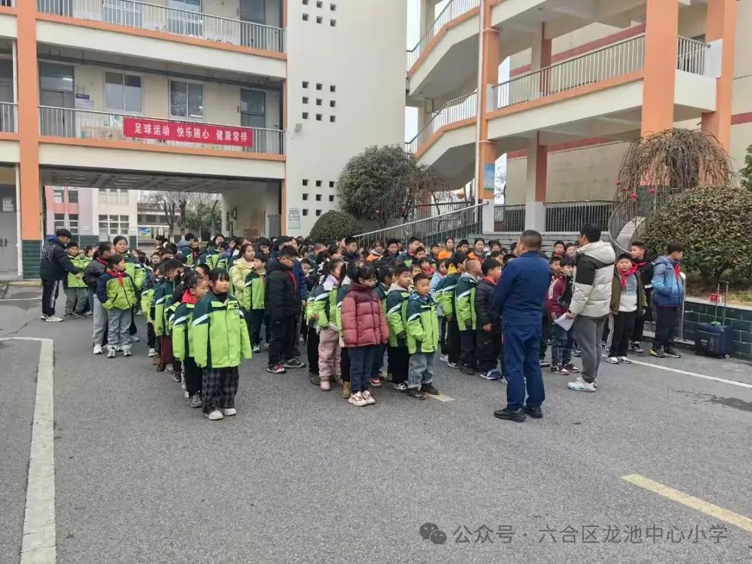 筑牢防線,安全“童”行——龍池中心小學開展校車應急安全演練 筑牢防線,安全“童”行——龍池中心小學開展校車應急安全演練