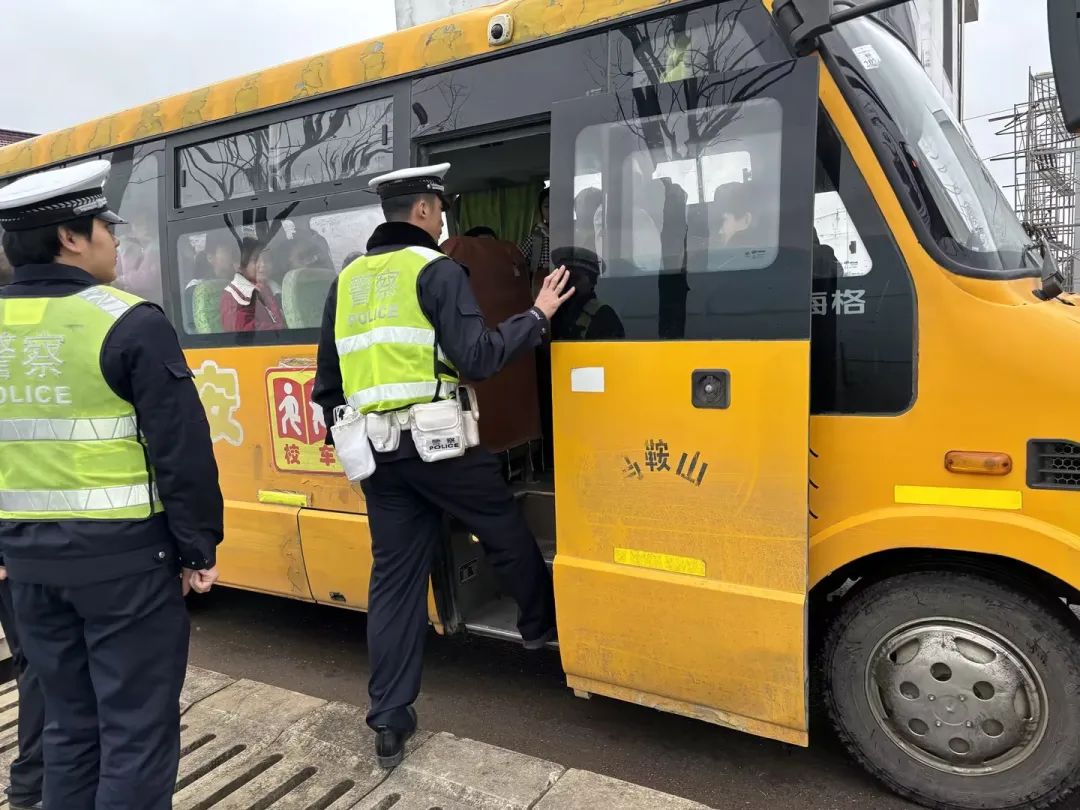擰緊校車“安全閥” 筑牢學生“平安路” 擰緊校車“安全閥” 筑牢學生“平安路”
