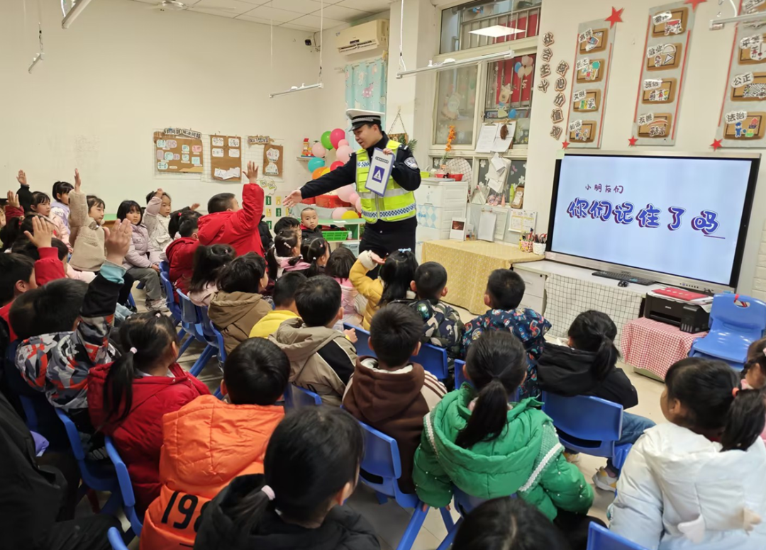 擰緊校車“安全閥” 筑牢學生“平安路” 擰緊校車“安全閥” 筑牢學生“平安路”