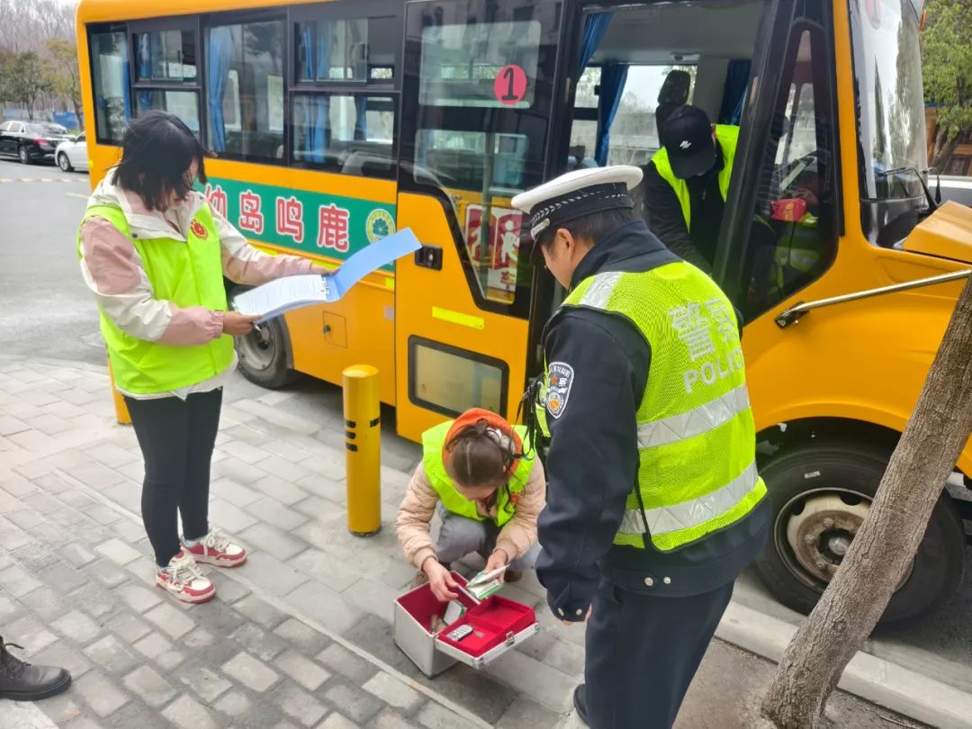 開展校車安全檢查 擰緊出行安全閥 開展校車安全檢查 擰緊出行安全閥
