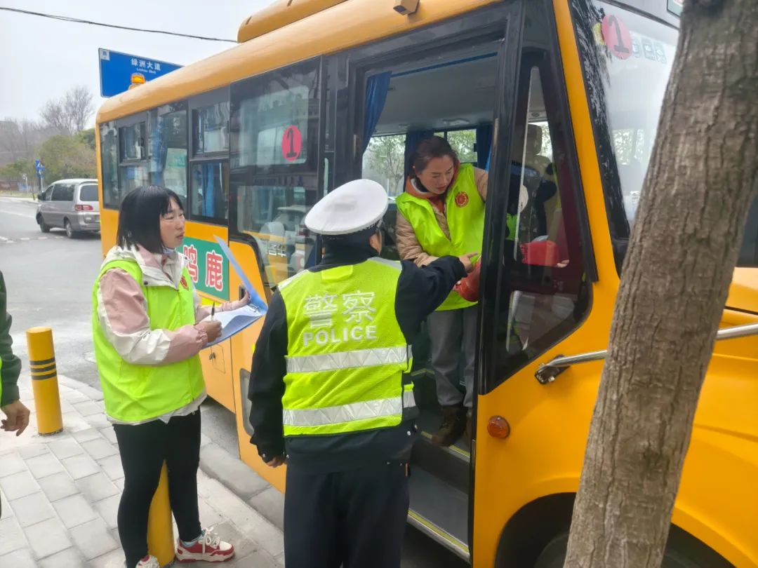 開展校車安全檢查 擰緊出行安全閥 開展校車安全檢查 擰緊出行安全閥