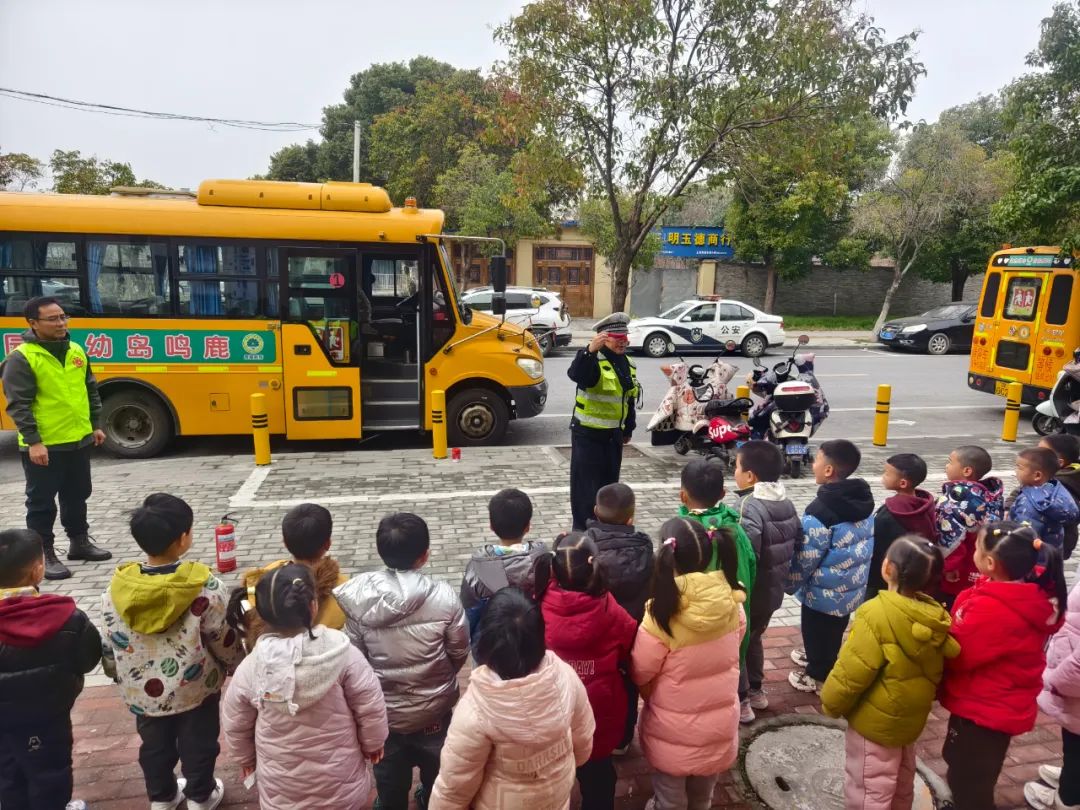 開展校車安全檢查 擰緊出行安全閥 開展校車安全檢查 擰緊出行安全閥
