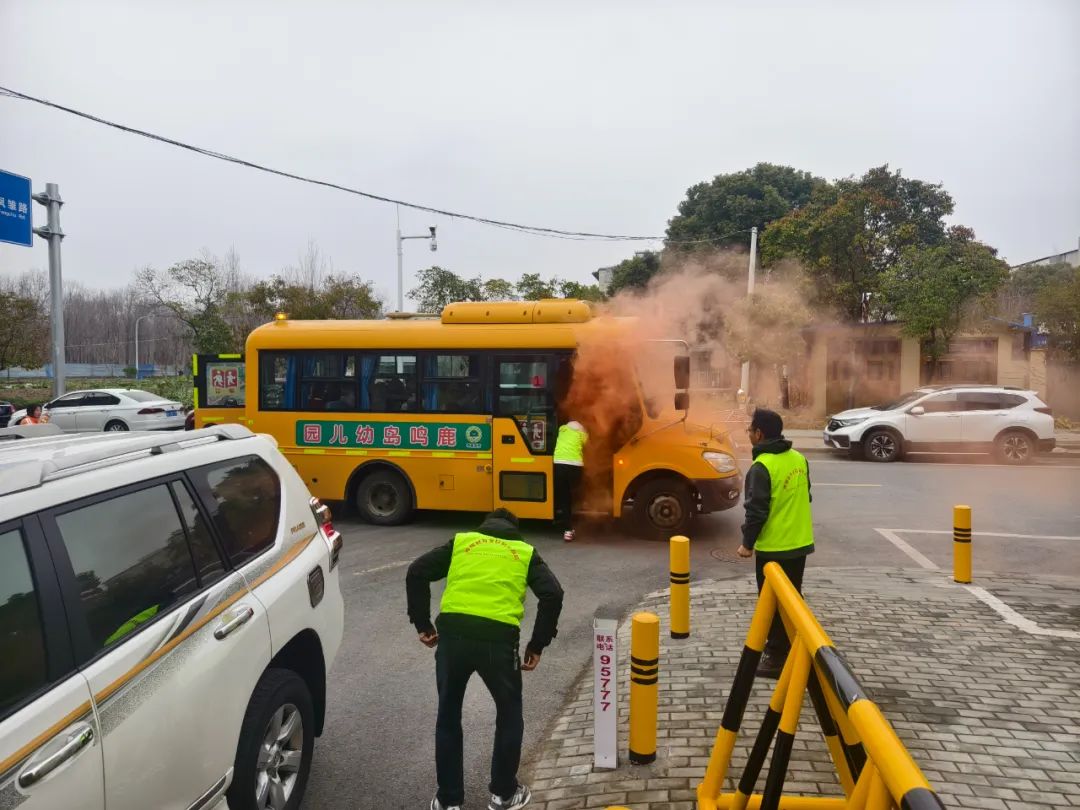 開展校車安全檢查 擰緊出行安全閥 開展校車安全檢查 擰緊出行安全閥