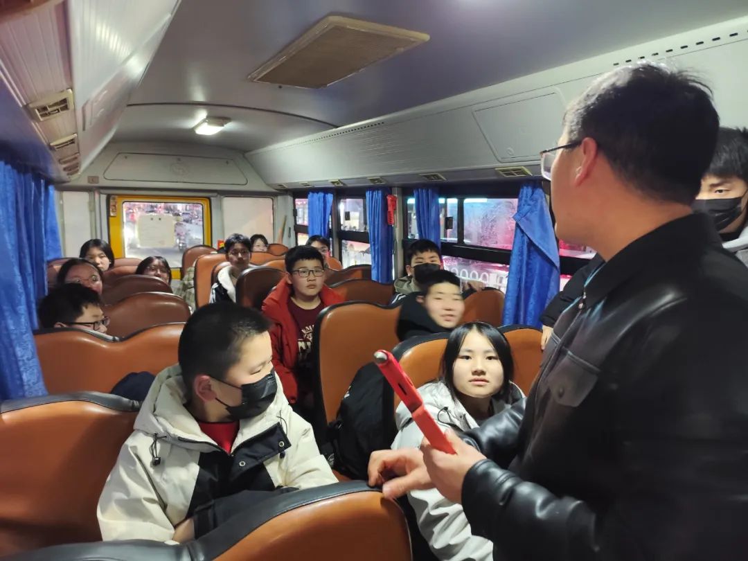 筑牢安全防線,守護學生平安——六安市金安路初級中學開展校車安全應急演練 圖片