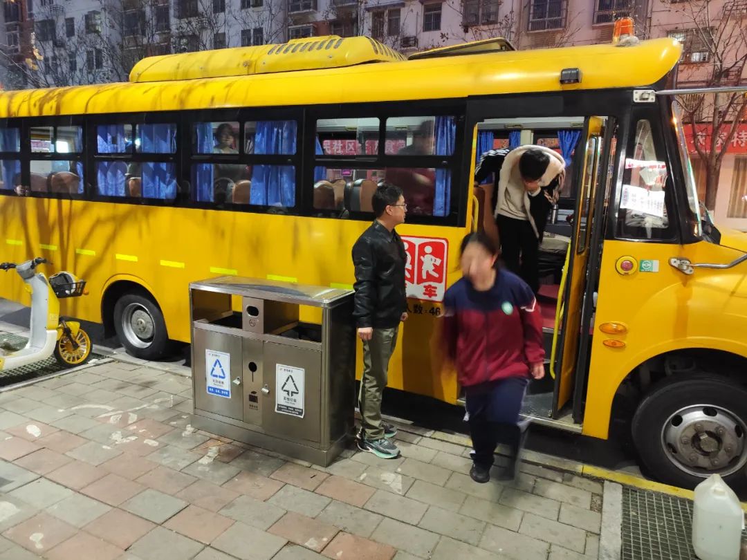 筑牢安全防線,守護學生平安——六安市金安路初級中學開展校車安全應急演練 圖片