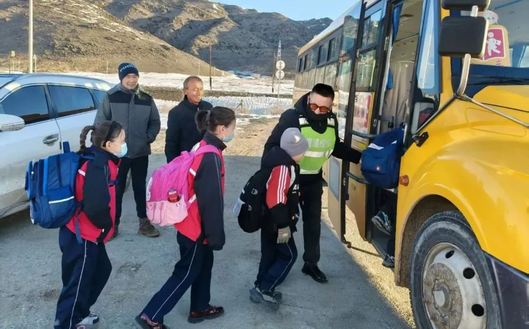 【蒲公綠色課堂·安全】--沖乎爾鎮(zhèn)寄宿制中護航成長校車安全 【蒲公綠色課堂·安全】--沖乎爾鎮(zhèn)寄宿制中護航成長校車安全