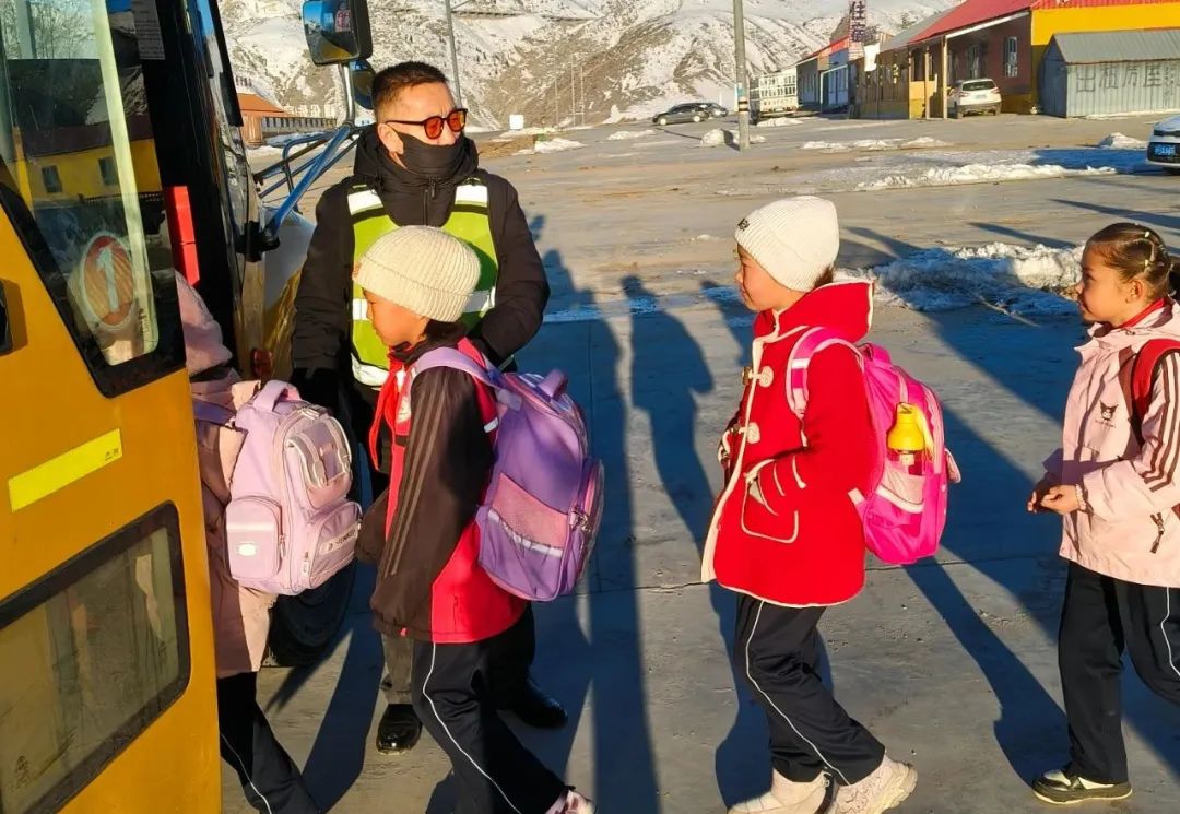 【蒲公綠色課堂·安全】--沖乎爾鎮(zhèn)寄宿制中護航成長校車安全 【蒲公綠色課堂·安全】--沖乎爾鎮(zhèn)寄宿制中護航成長校車安全