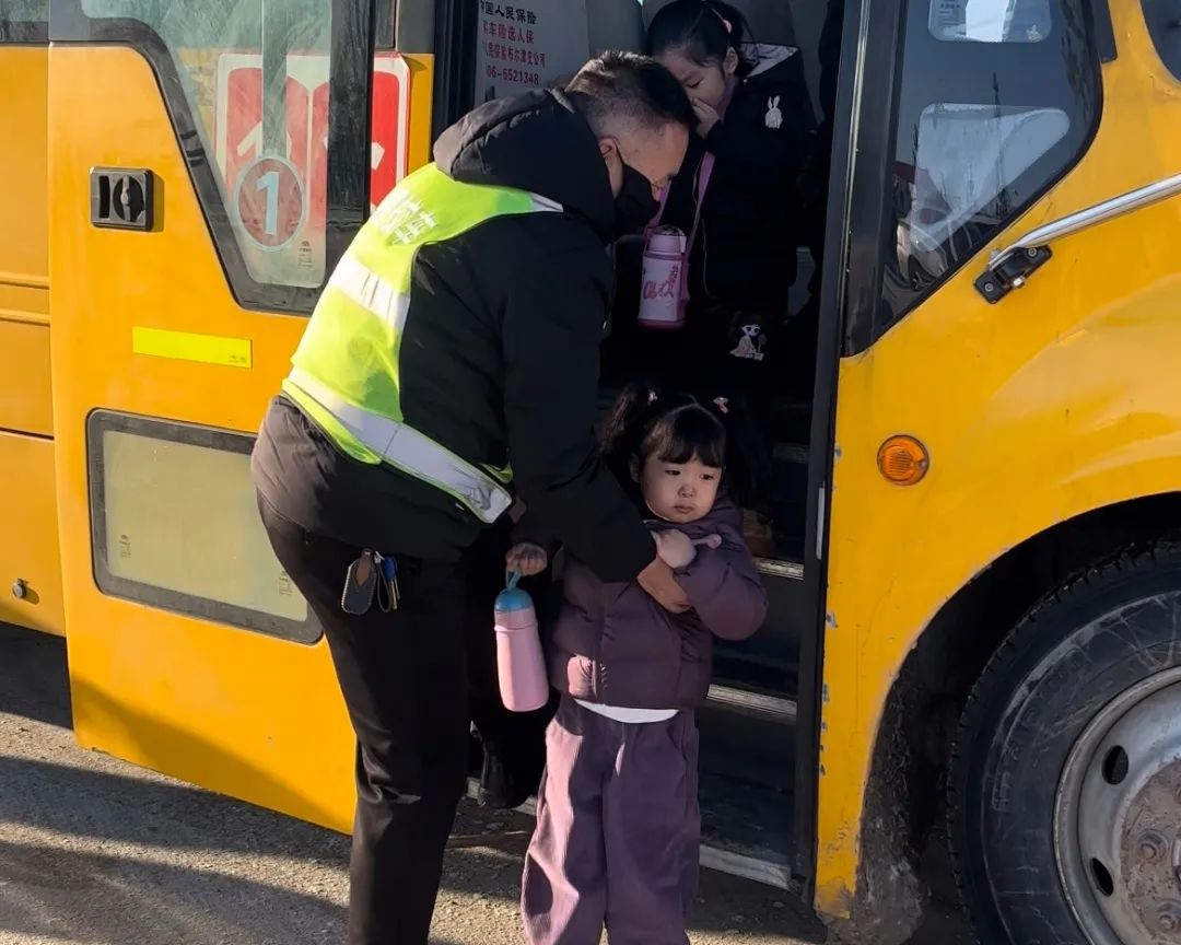 【蒲公綠色課堂·安全】--沖乎爾鎮(zhèn)寄宿制中護航成長校車安全 圖片