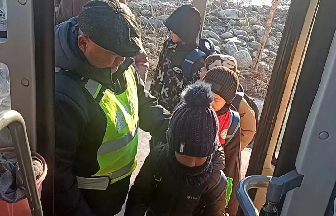 【蒲公綠色課堂·安全】--沖乎爾鎮(zhèn)寄宿制中護航成長校車安全 圖片