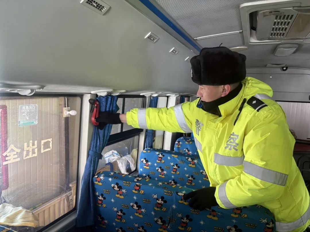 富蘊公安:“檢”守校車安全,護航學子平安出行 圖片