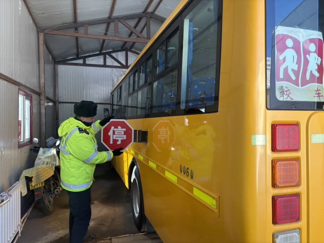 富蘊公安:“檢”守校車安全,護航學子平安出行 圖片