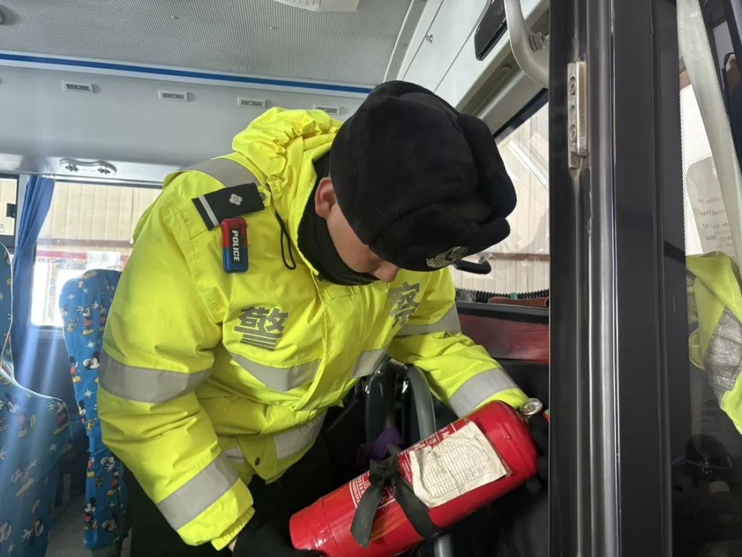 富蘊公安:“檢”守校車安全,護航學子平安出行 圖片