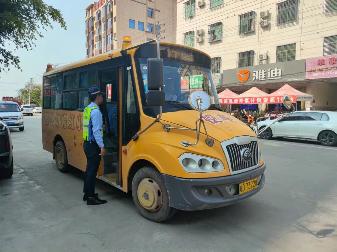 從源頭抓起!樂東公安交警走進多家幼兒園開展校車安全檢查和交通安全宣傳 微信圖片_202503281007431.jpg