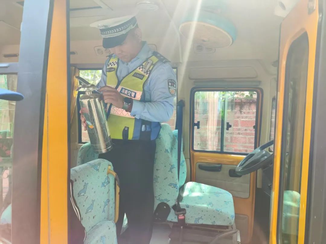 從源頭抓起!樂東公安交警走進多家幼兒園開展校車安全檢查和交通安全宣傳 微信圖片_20250328100744.jpg