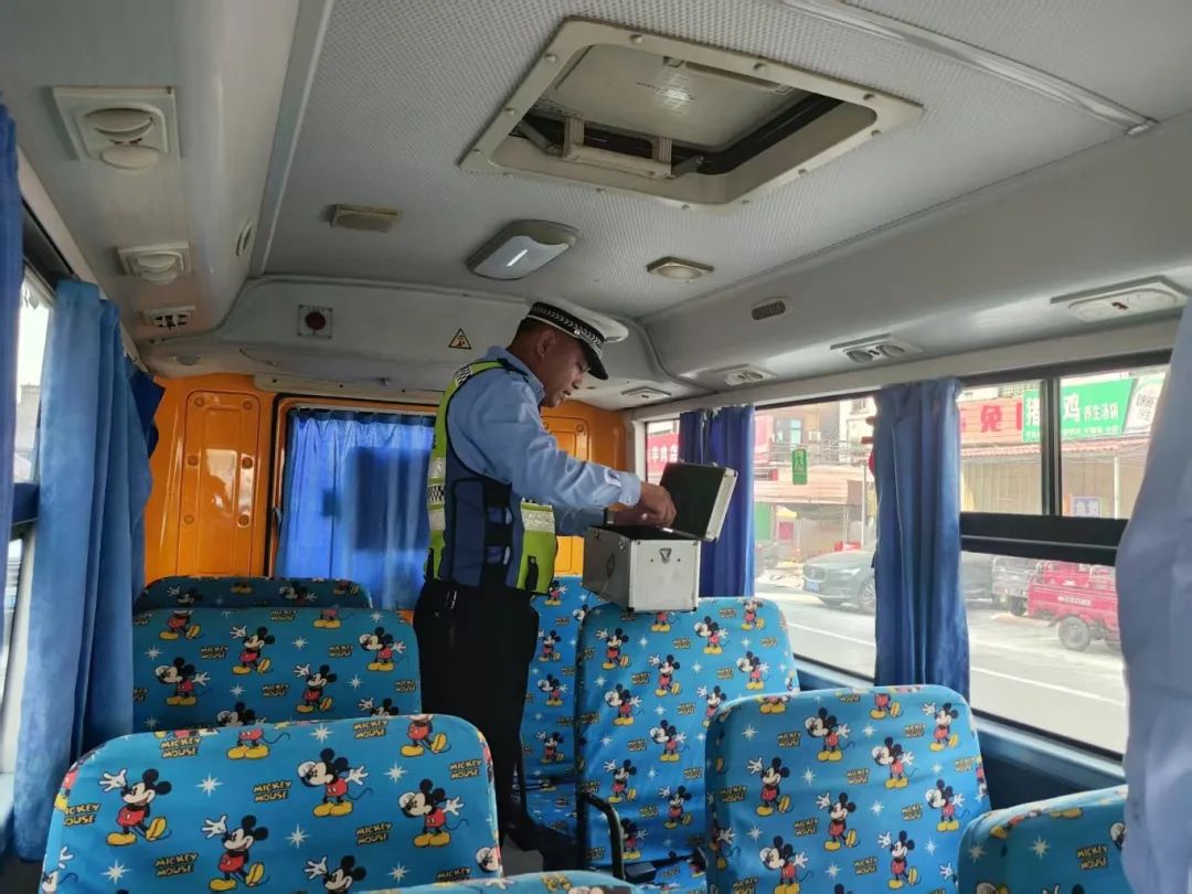 從源頭抓起!樂東公安交警走進多家幼兒園開展校車安全檢查和交通安全宣傳 微信圖片_20250328100741.jpg