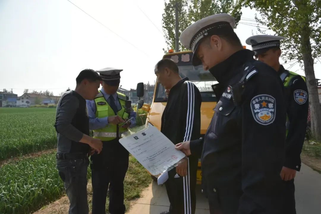 菏澤交警直屬二大隊開展農(nóng)村校車安全大檢查 確保學生安全出行 圖片