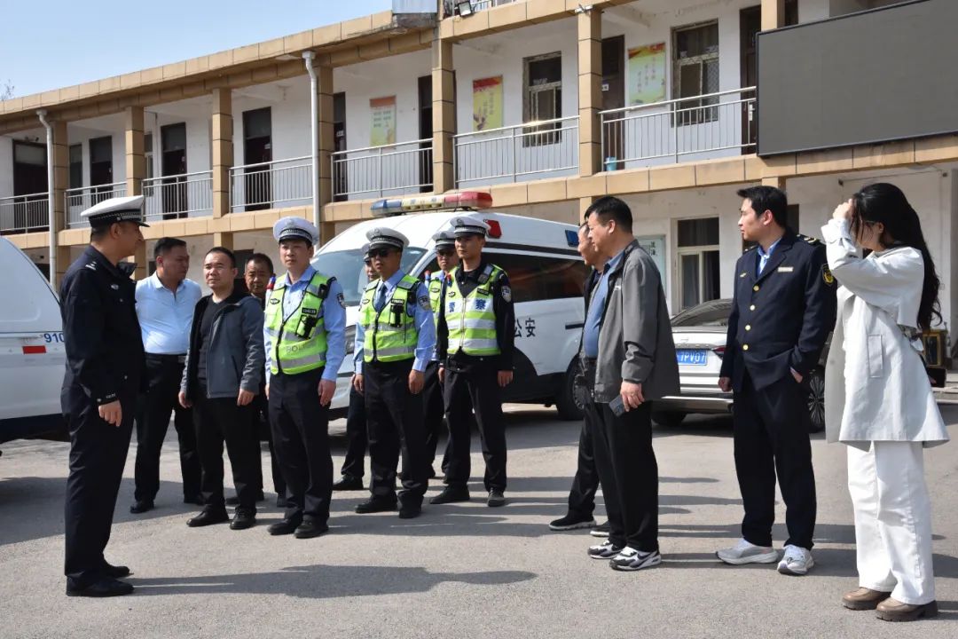 菏澤交警直屬二大隊開展農(nóng)村校車安全大檢查 確保學生安全出行 圖片