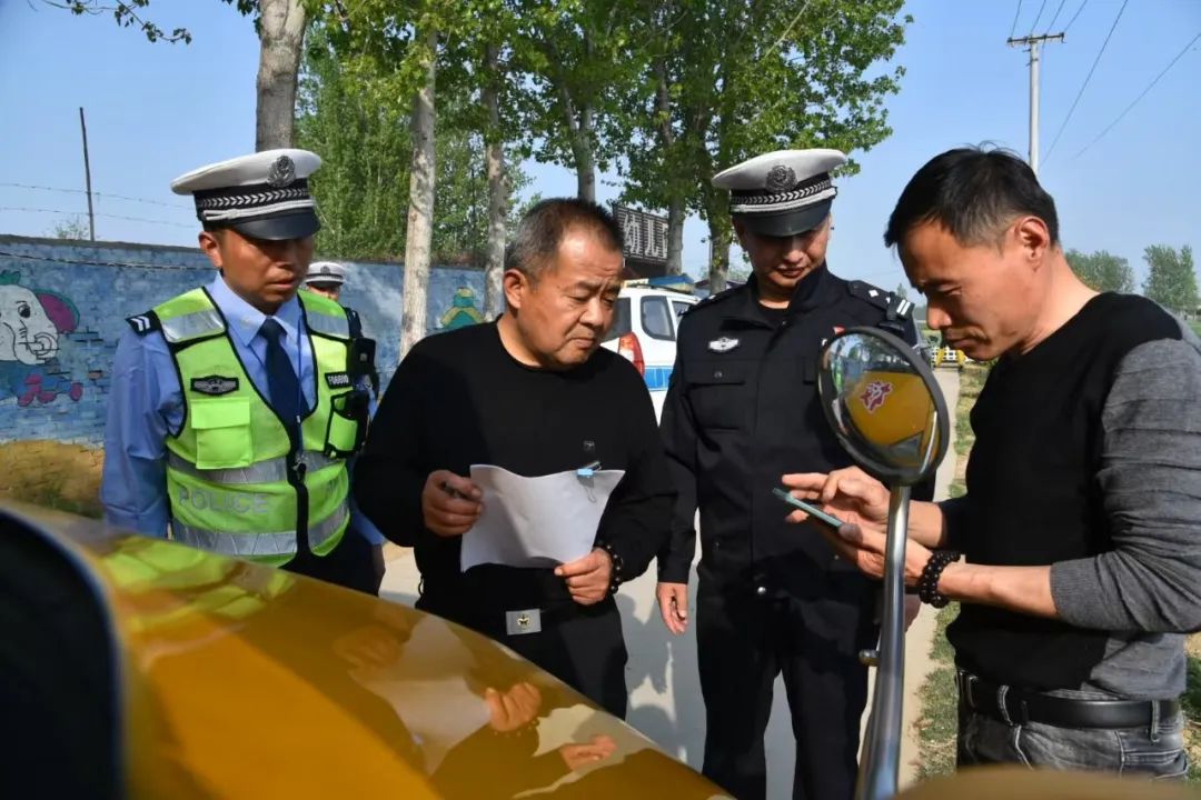 菏澤交警直屬二大隊開展農(nóng)村校車安全大檢查 確保學生安全出行 圖片