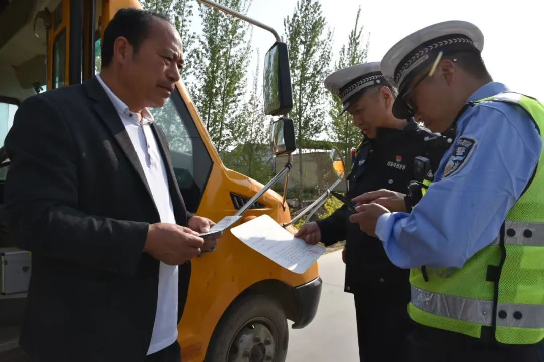 菏澤交警直屬二大隊開展農(nóng)村校車安全大檢查 確保學生安全出行 圖片